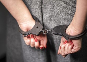 «Мгновенно отреагировали». В России решили не надевать наручники на женщин и детей