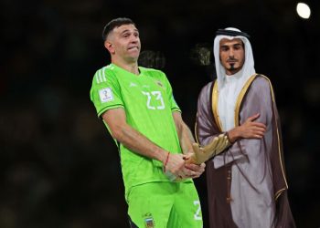 «Мне привет передавал»: Артем Дзюба пошутил над поступком аргентинского вратаря, показавшего неприличный жест в Катаре