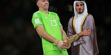 «Мне привет передавал»: Артем Дзюба пошутил над поступком аргентинского вратаря, показавшего неприличный жест в Катаре