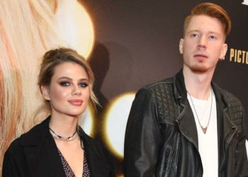 Муж бросил, надо как-то крутиться: жена Преснякова раздвинула ноги, демонстрируя одиночество