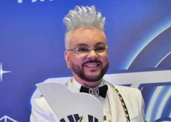 Наряд поразил: Киркоров в колготках в цветочек щегольнул с детьми на премьере ледового шоу Навки