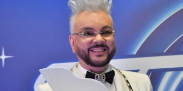 Наряд поразил: Киркоров в колготках в цветочек щегольнул с детьми на премьере ледового шоу Навки