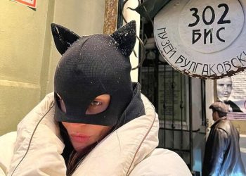 Не Женщина-кошка, а кот Бегемот: Алена Водонаева в черной шапке-маске прокатилась на метро