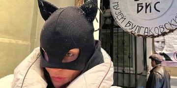 Не Женщина-кошка, а кот Бегемот: Алена Водонаева в черной шапке-маске прокатилась на метро