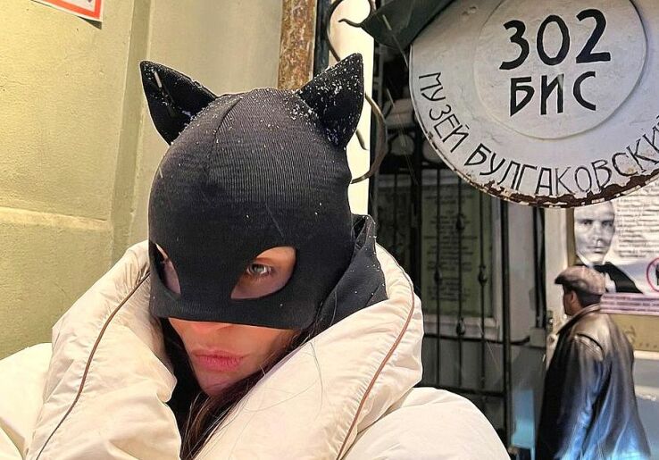 Не Женщина-кошка, а кот Бегемот: Алена Водонаева в черной шапке-маске прокатилась на метро