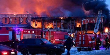 Подозреваемые — сварщик, прораб и начальник. Как расследуют пожар в ТЦ «Мега-Химки»