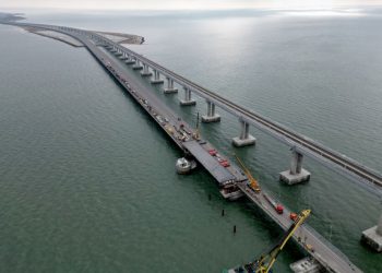 По правой части Крымского моста поехали автомобили. Но паромы встали