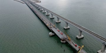 По правой части Крымского моста поехали автомобили. Но паромы встали