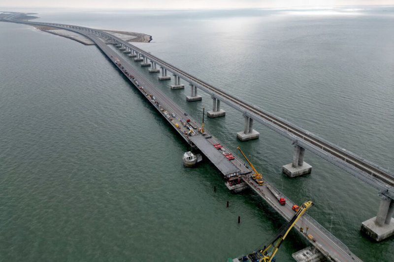 По&nbsp;правой части Крымского моста поехали автомобили. Но паромы встали 