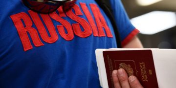 Преследуют за язык, национальность и гражданство. Как ухудшилось положение россиян за границей