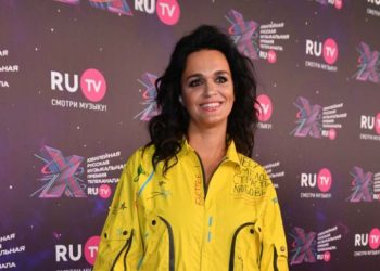 «Просто красота неземная»: Лера Кудрявцева подловила певицу Славу без юбки в гримерке (видео)