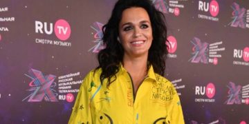 «Просто красота неземная»: Лера Кудрявцева подловила певицу Славу без юбки в гримерке (видео)