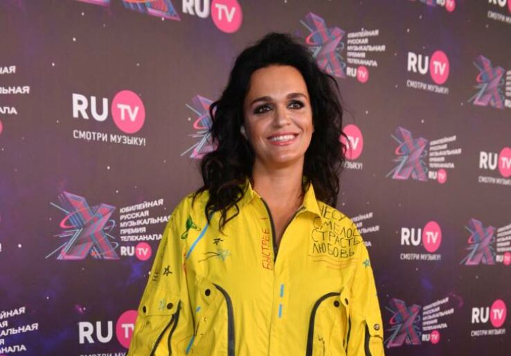 &laquo;Просто красота неземная&raquo;: Лера Кудрявцева подловила певицу Славу без юбки в гримерке (видео)