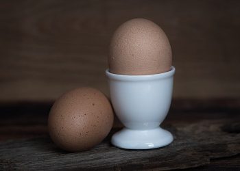 Протеиновый коктейль или продукты, богатые белком: эксперт рассказал, что полезнее