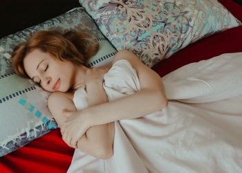 Психолог рассказал, чем и кому полезен дневной сон