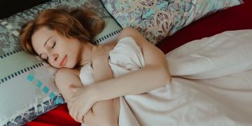 Психолог рассказал, чем и кому полезен дневной сон