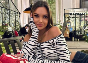 Решилась на такое бесстыдство: Каролина Севастьянова присела в микро-стрингах, обнажив упругие бедра – пошла вразнос