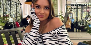 Решилась на такое бесстыдство: Каролина Севастьянова присела в микро-стрингах, обнажив упругие бедра – пошла вразнос