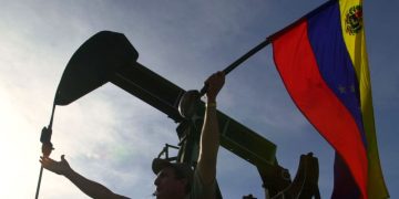 Россия заинтересована в увеличении добычи нефти в Венесуэле, заявил Новак