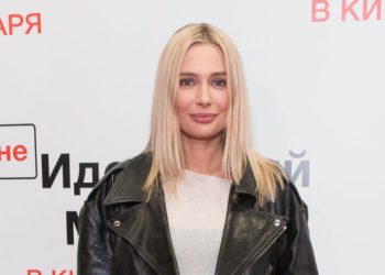 Рудова показала свою шаровую выпуклость в лифчике: и потрогала себя (видео)