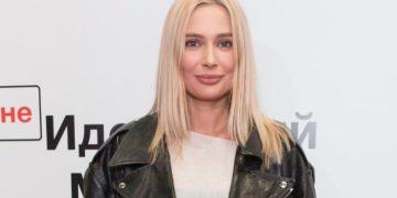 Рудова показала свою шаровую выпуклость в лифчике: и потрогала себя (видео)