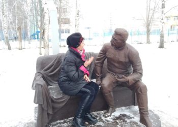 Сесть со Сталиным: статую вождя на лавочке открыли в Набережных Челнах