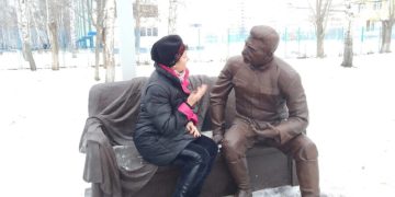 Сесть со Сталиным: статую вождя на лавочке открыли в Набережных Челнах