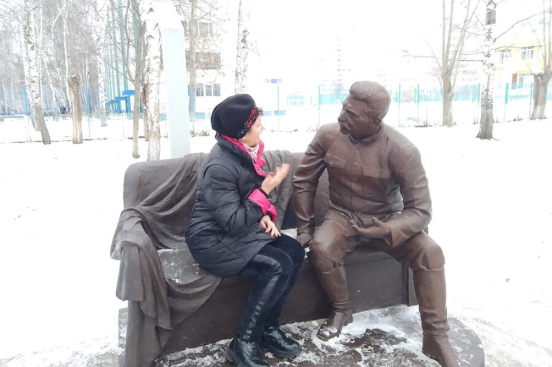 Сесть со Сталиным: статую вождя на&nbsp;лавочке открыли в&nbsp;Набережных Челнах 