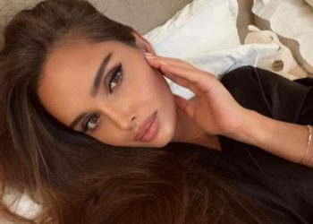 Севастьянова в платье не по размеру обнажила манкое декольте: рукой прижала «дыньки»