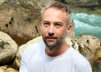 Шлем на голове и флаг, сделанный из трусов: Дмитрий Шепелев показал, как развлекается с младшим сыном