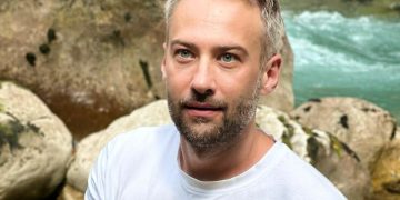 Шлем на голове и флаг, сделанный из трусов: Дмитрий Шепелев показал, как развлекается с младшим сыном