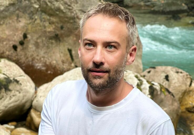 Шлем на голове и флаг, сделанный из трусов: Дмитрий Шепелев показал, как развлекается с младшим сыном