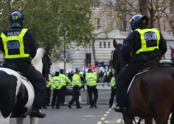 Сотрудники скорой помощи в Британии выйдут на забастовки в январе