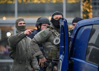 Стрельба в Дрездене: мужчина убил свою мать и захватил женщину с ребенком в аптеке