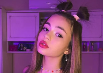 Стройные ножки и выпирающий бюст: Валя Карнавал оголилась на фоне сугробов и своего розового Гелендвагена