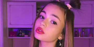 Стройные ножки и выпирающий бюст: Валя Карнавал оголилась на фоне сугробов и своего розового Гелендвагена