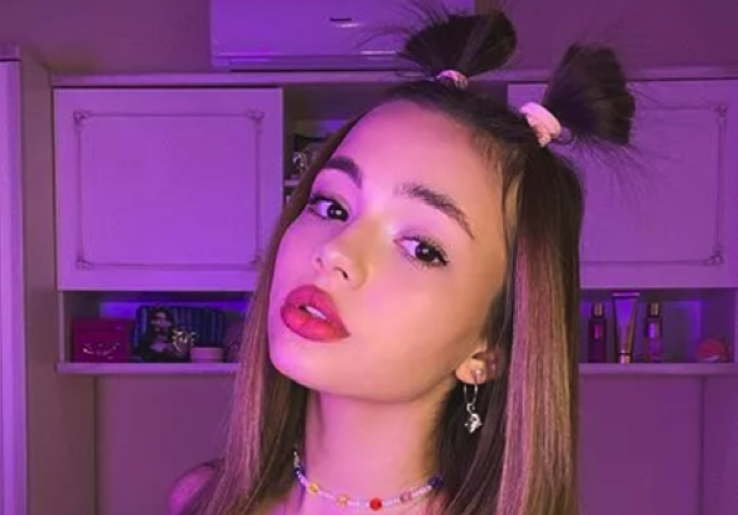 Стройные ножки и выпирающий бюст: Валя Карнавал оголилась на фоне сугробов и своего розового Гелендвагена