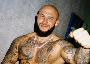 Татуированная «Уэнсдэй» с пивным животом: Джиган исполнил танец из популярного фильма