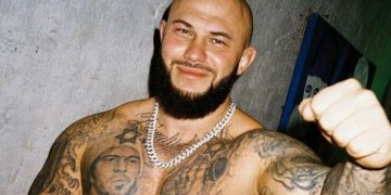 Татуированная «Уэнсдэй» с пивным животом: Джиган исполнил танец из популярного фильма