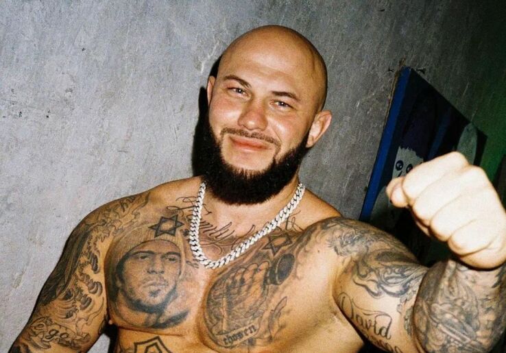 Татуированная &laquo;Уэнсдэй&raquo; с пивным животом: Джиган исполнил танец из популярного фильма