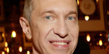 «Текста нет, набор слов. Современно – не значит талантливо»: Сергей Соседов разнес хит Анны Асти в эфире «Суперстар! Возвращение»