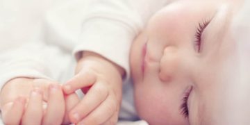 Ученые рассказали, почему младенцы много спят