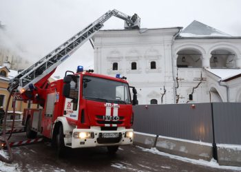 «Уже много лет бесхозная». В Москве загорелось здание усадьбы Лопухиных XVII века