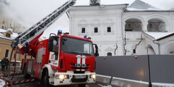 «Уже много лет бесхозная». В Москве загорелось здание усадьбы Лопухиных XVII века