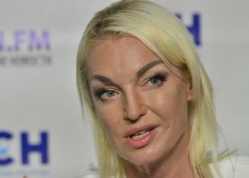 В костюме Евы: Анастасия Волочкова залезла на полку в парной и раскинула ноги на 180 градусов