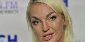 В костюме Евы: Анастасия Волочкова залезла на полку в парной и раскинула ноги на 180 градусов