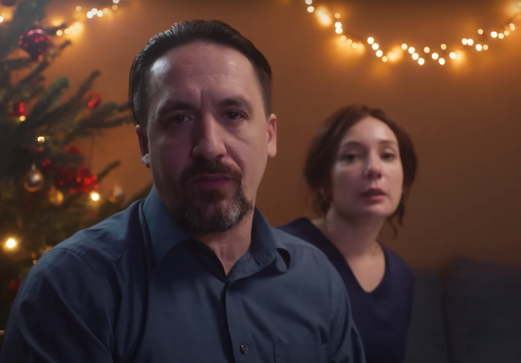 В одной постели и совершенно обнаженные: Чулпан Хаматова и Артур Смольянинов снялись в клипе группы &laquo;Ногу свело&raquo;