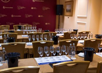 «Вино на высоте»: «Аэрофлот» выбирает российские вина на борт