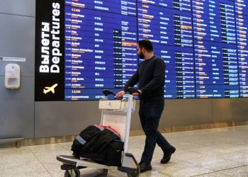 В Совфеде предложили ограничить удаленную работу для уехавших. Минцифры против