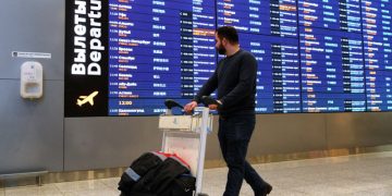 В Совфеде предложили ограничить удаленную работу для уехавших. Минцифры против